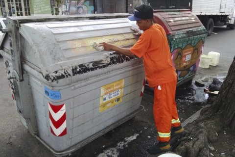  O DMLU esta realizando a limpeza dos containers de lixo orgânico nos bairros Centro, Centro Histórico e Cidade Baixa.  Faxina de final de ano.  