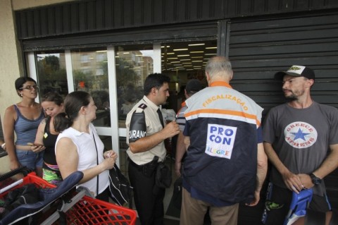 {'nm_midia_inter_thumb1':'http://jornaldocomercio.com/_midias/jpg/2015/12/30/206x137/1_20151230172458_1150200-414174.jpg', 'id_midia_tipo':'2', 'id_tetag_galer':'', 'id_midia':'5684300d2938f', 'cd_midia':414177, 'ds_midia_link': 'http://jornaldocomercio.com/_midias/jpg/2015/12/30/480x320/1_20151230172458_1150200-414174.jpg', 'ds_midia': 'Descontos em unidades do Supermercado Nacional que fechar&aacute; causaram tumulto em Porto Alegre', 'ds_midia_credi': 'Jo&atilde;o Mattos/JC', 'ds_midia_titlo': 'Descontos em unidades do Supermercado Nacional que fechar&aacute; causaram tumulto em Porto Alegre', 'cd_tetag': '1', 'cd_midia_w': '480', 'cd_midia_h': '319', 'align': 'Left'}