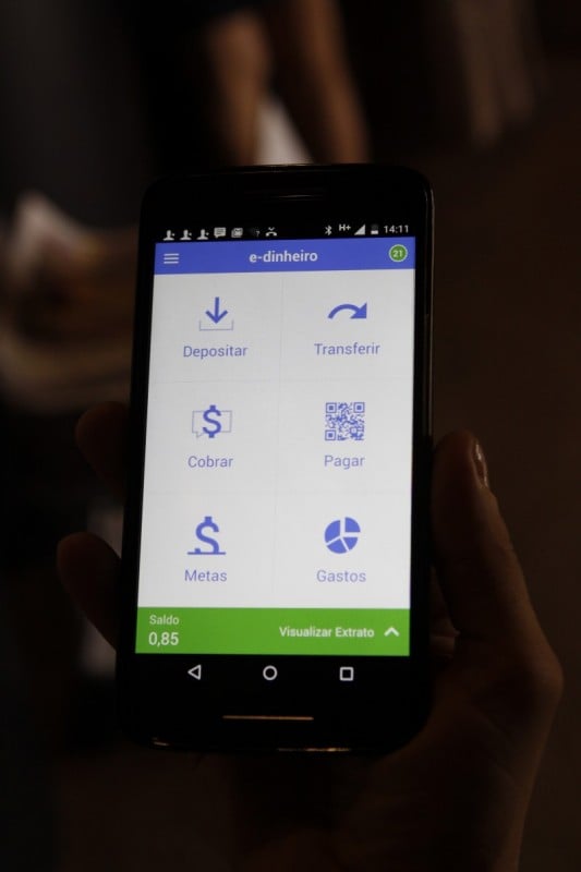  Geração E - fundador do Banco Palmas, primeiro banco comunitário do Brasil    na foto: Joaquim Melo, mostra o aplicativo  E-dinheiro, de operação de moeda social  