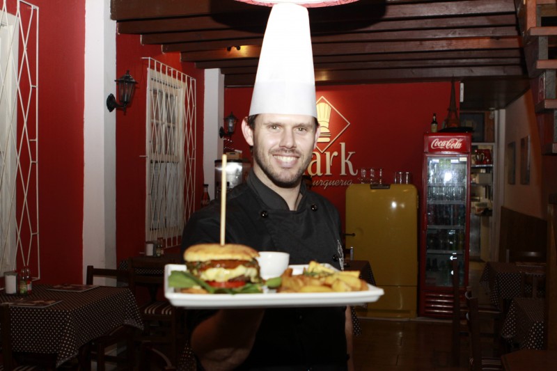  Mark Hamburgueria faz burger com pão de queijo.  Na foto: Mark Bandeira  