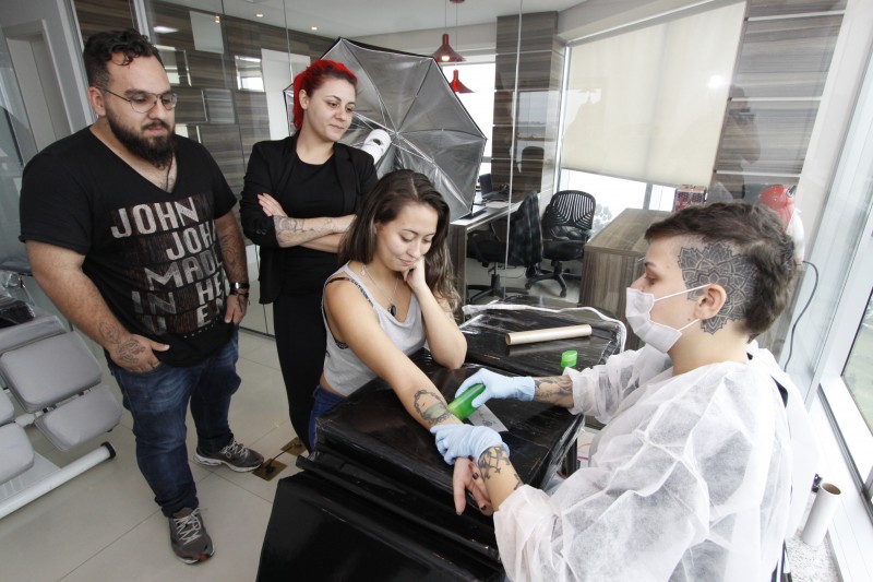  Geração E,  studio de tatuagem Cadê Amélia,  só para mulheres    na foto: Raviel Carvalho, Juliana Cunninghan, Brenda Sloczuk e Lara Almeida  