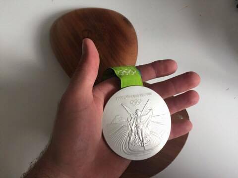 O atleta polonês  resolveu usar sua medalha de prata para uma causa nobre