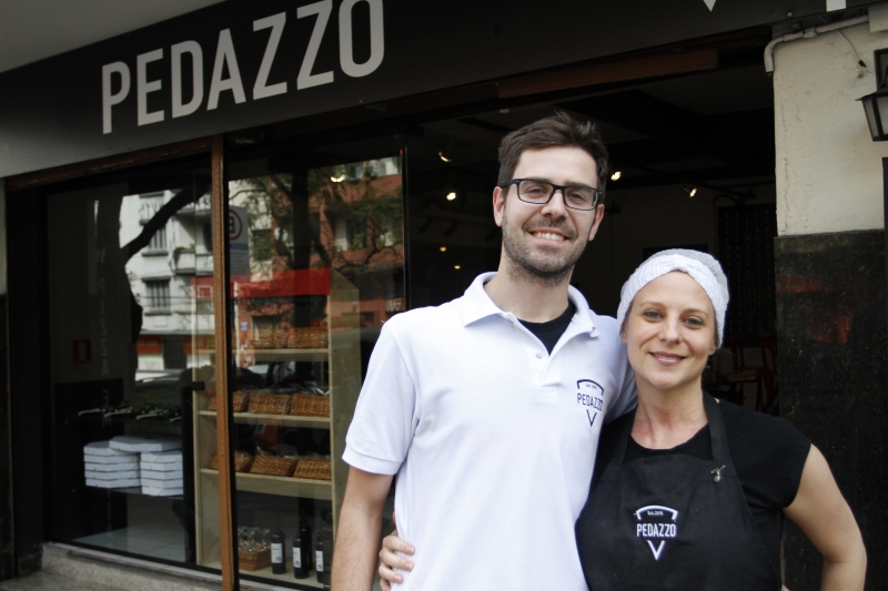  Entrevista com os sócios da Pedazzo, pizzaria que abriu no centro com foco em almoços.     na foto: Rodrigo Gobbi e Clarissa Fensterseifer  