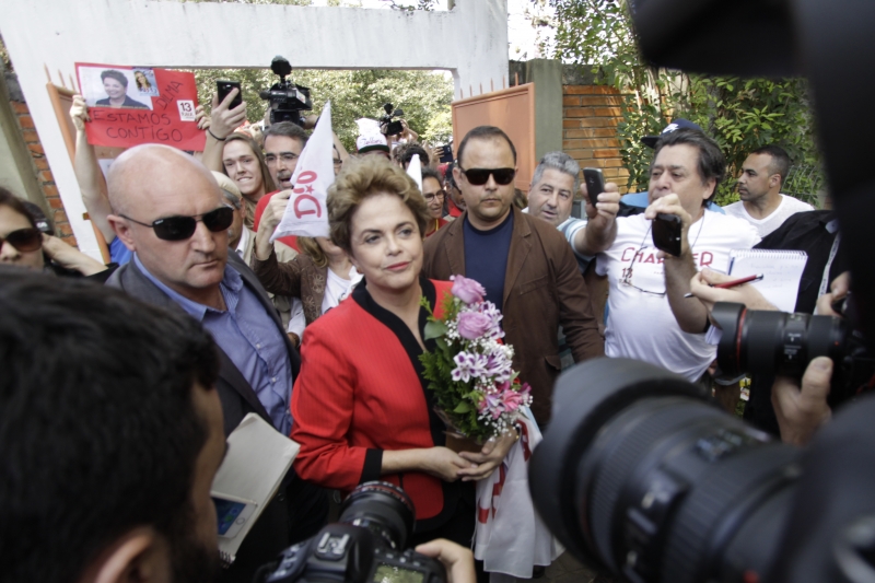  Eleições 2016. Confusão no colégio eleitoral em que a ex-presidente Dilma Rousseff votou.  