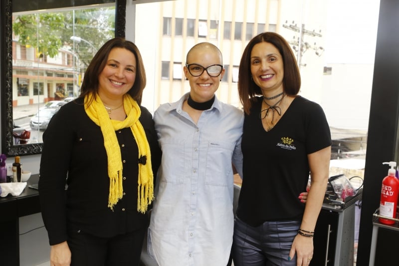 Entrevista com Tanira, dona do salão de beleza Além do Pello, que oferece tratamento capilar para vítimas do câncer. 