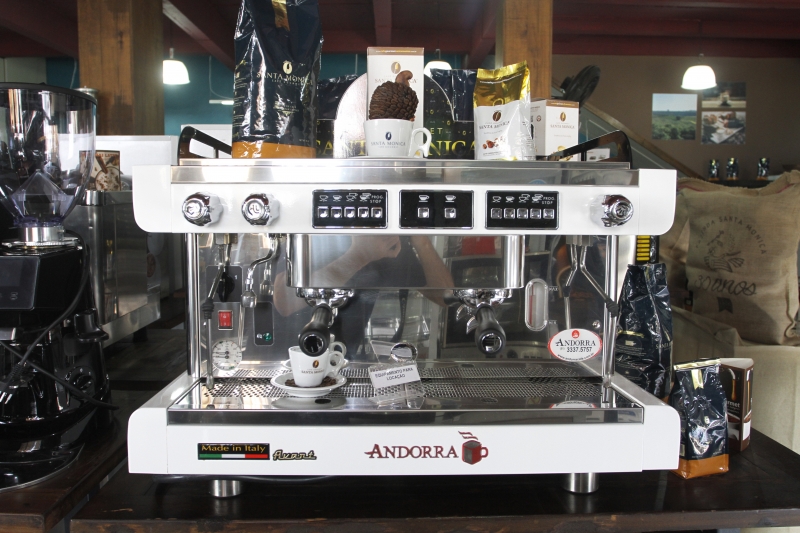 na foto: alguma das máquinas de preparo do café disponiveis