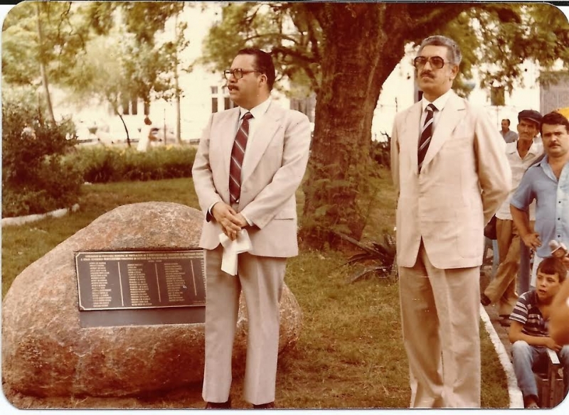 Foto de 1960 mostra inauguração do monumento/placa de bronze junto ao Partenon Literário