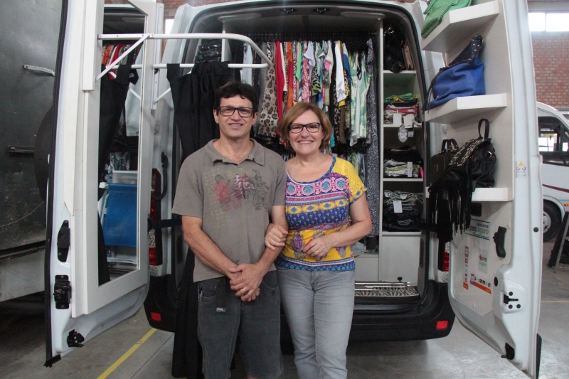 Eva e Jeferson, da Art &Móveis, fazem casas e lojas em veículos