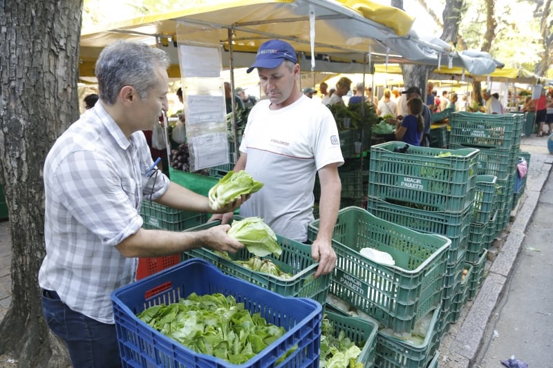 Entre as formas de buscar seus produtos, o empreendedor faz compras na feira de orgânicos da Redenção