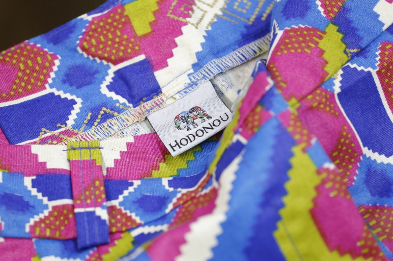 Joel Cannile Hodonou apresenta sua marca de roupas Hodonou, tecidos africanos.  