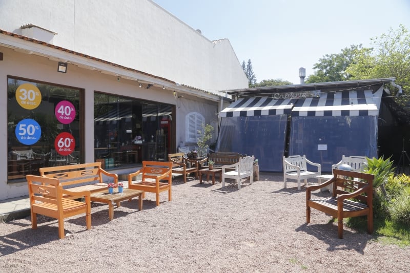 Márcio Nunes de Nunes é dono do Café do Bem, que divide espaço com uma loja de móveis. 