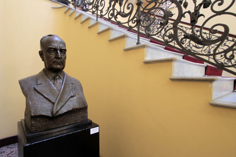 Busto de Getúlio Vargas está ao lado da escadaria do Paço Municipal