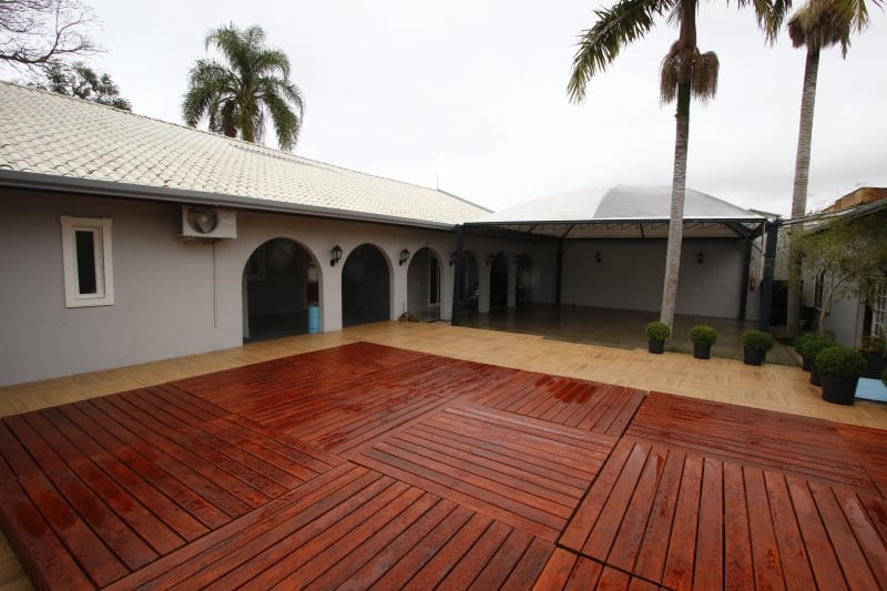 A residência, no bairro Jardim do Salso, tem área externa com piscina; espaço vira deck quando coberto