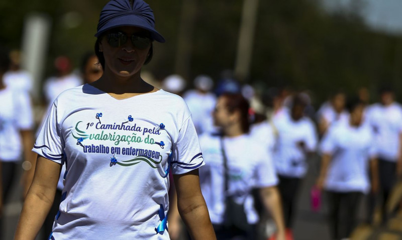 Profissionais da enfermagem realizam ato em Brasília