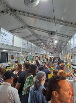 1ª Feira de Agricultura Familiar movimenta o centro de Porto Alegre