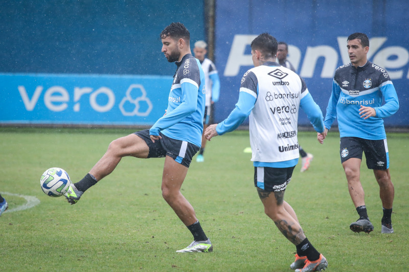 Pepê volta aos treinos no Grêmio e pode ser reforço para enfrentar o Goiás