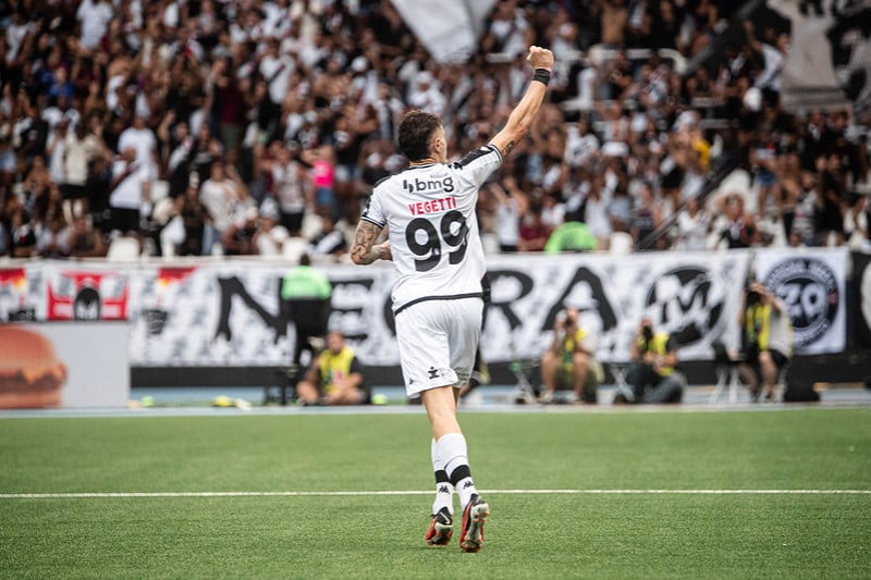 Vegetti celebra renovação de contrato o Vasco