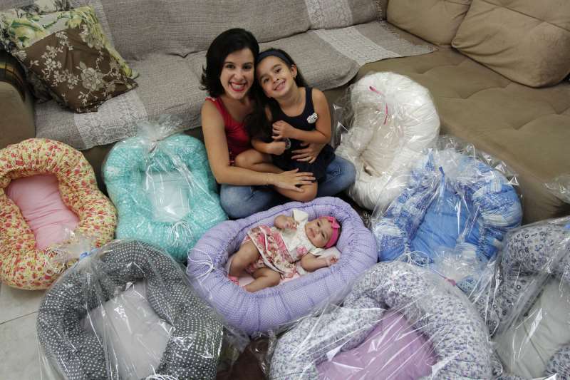 Entrevista com Renata Fraga, confecciona o Ninho Baby (ninhos para recém-nascidos);    na foto: Renata Fraga com as filhas Valentina  ( 5 anos) e Maite ( 4 meses )