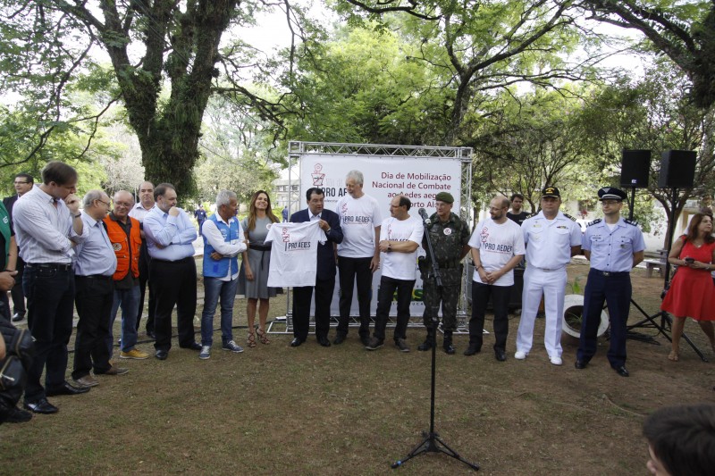  Dia D contra o Aedes aegypti, força tarefa nacional é lançada para combater a infestação do mosquito    na foto:Ministro Eduardo Braga, prefeito José Fortunati, governador José Ivo Sartori acompanhados de secretário e militares, no lançamento do Dia D contra o Aedes aegypti  