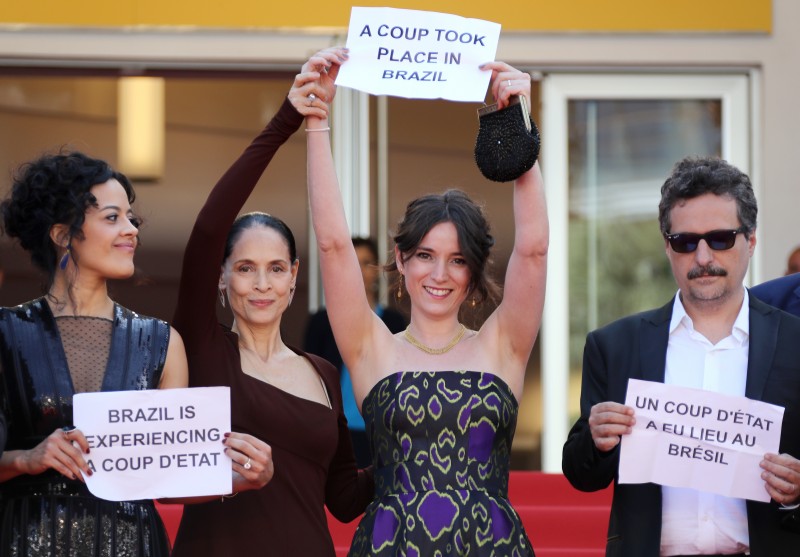 Equipe de filme brasileiro faz protesto em Cannes em defesa da