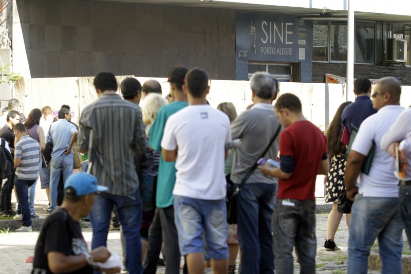 Desemprego em torno de 12,7 milhões deve demorar a recuar