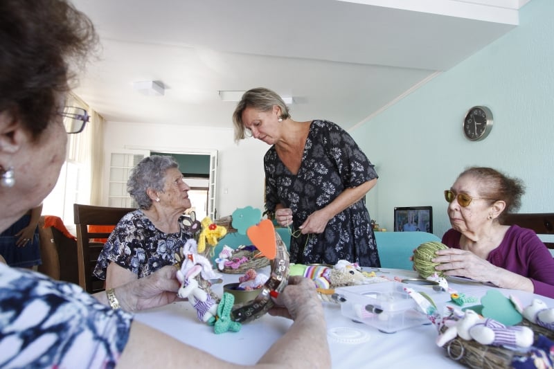  Creche para idosos.    na foto: e/d: Maria Teresa Dallegrave ( 85 anos ), Maria Edair Kroeff ( 89 anos ), Délcia Marisa Krutzmann ( proprietária ) e  Ruth Rodrigues ( 91 anos )  