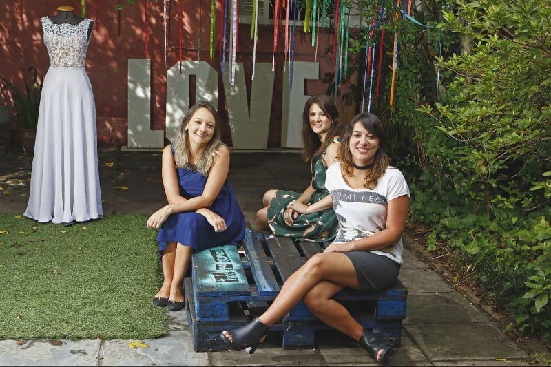 Janaína Pasin Azul), administradora de empresas, Laís Ribeiro (branco) e Natália Pegoraro(verde), relações públicas. As amigas são sócias na startup O Amor é Simples,