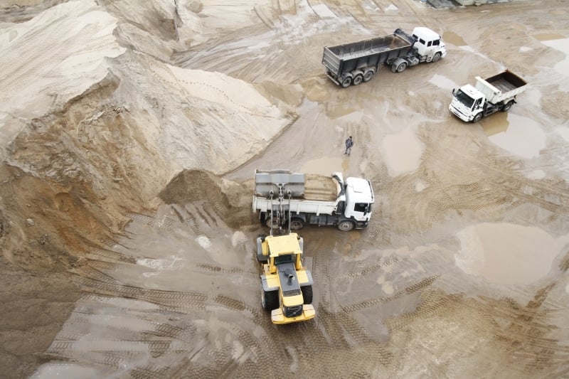 Estima-se que o Brasil extraia anualmente aproximadamente 340 milhões de toneladas de areia