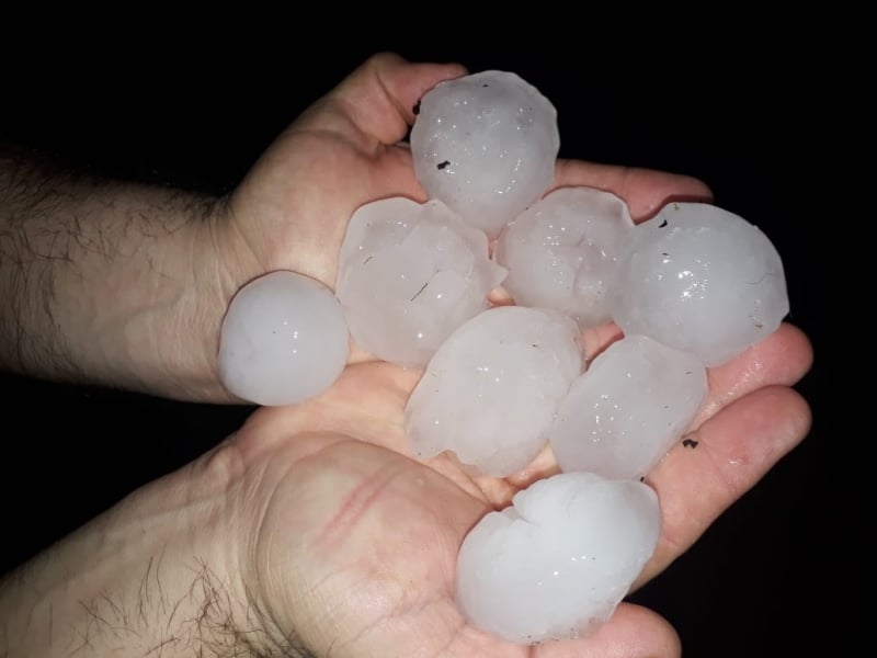 A célula de tempestade trouxe granizo de variado tamanho, chuva e ventos fortes