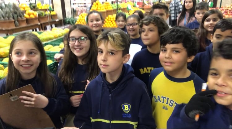 Alunos de colégio de Porto Alegre vão ao súper e à feira para aprender como gastar o dinheiro