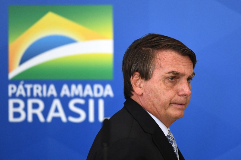 Bolsonaro assina decreto que antecipa pagamento de 13º a aposentados