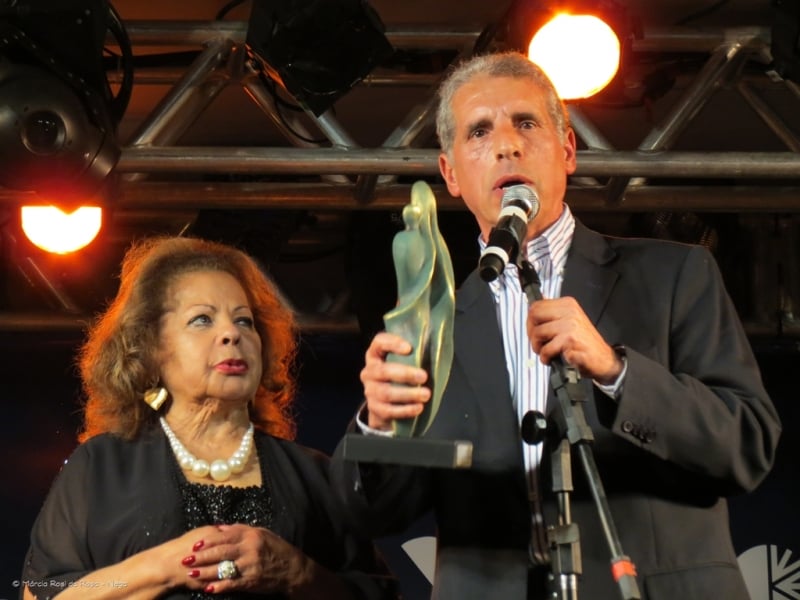 Fogaça recebeu troféu da Festa Nacional da Música 2012 das mãos de Angela Maria