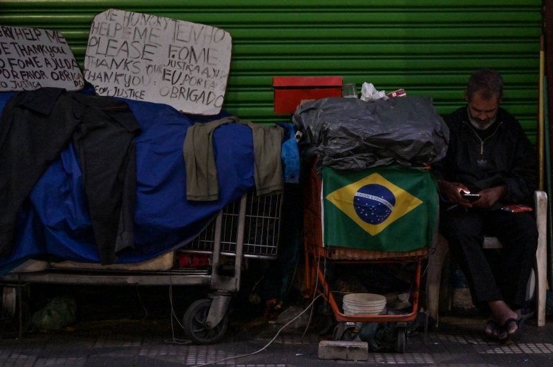 Brasil empobrece em 10 anos e tem mais da metade dos domicílios