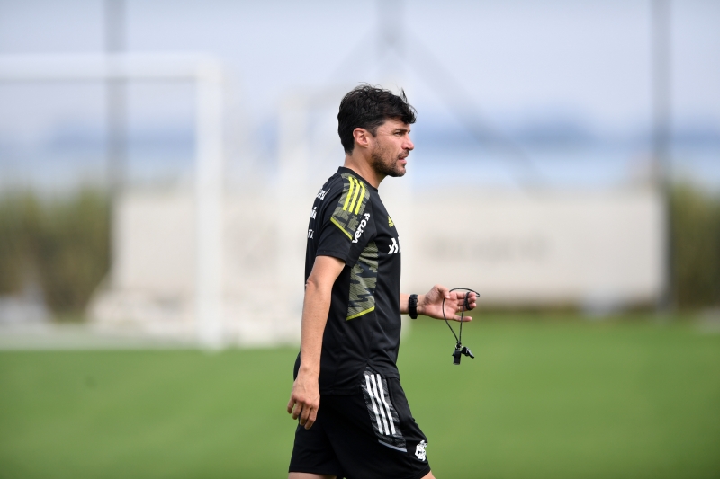 Grêmio goleia Internacional e tem vantagem para jogo de volta da