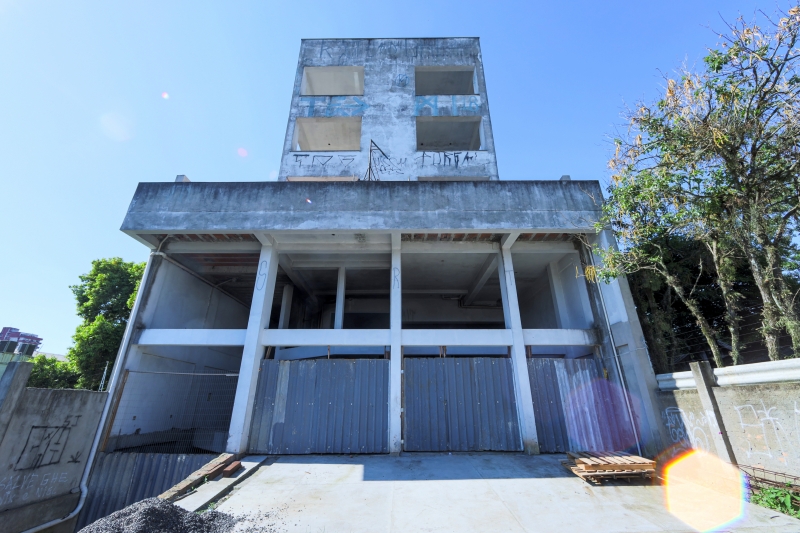 Obra ficou parada por seis anos e foi usada como tela por grafiteiros