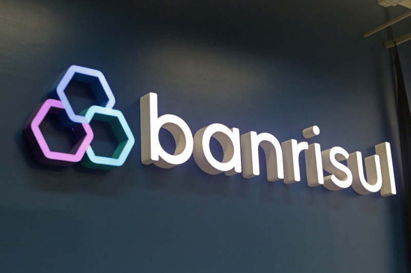 Banrisul apresenta à imprensa o seu rebranding, a nova marca do banco.
