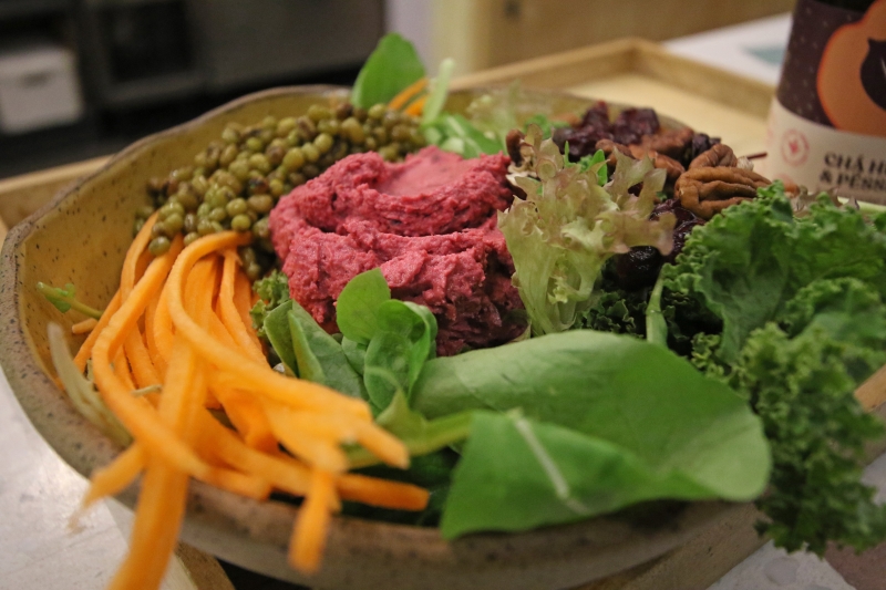 A loja do Paraíso Bowls oferece um cardápio de opções veganas na Galeria Casa Prado, em Porto Alegre
 Foto: LUIZA PRADO/JC