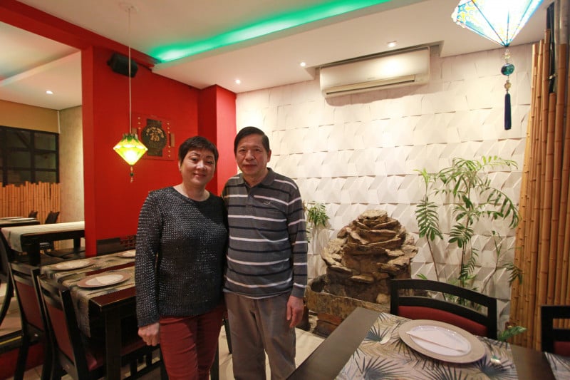 O casal comanda há 31 anos o You Yi, restaurante de comida típica chinesa que fica no bairro  Auxiliadora Foto: ANDRESSA PUFAL/JC