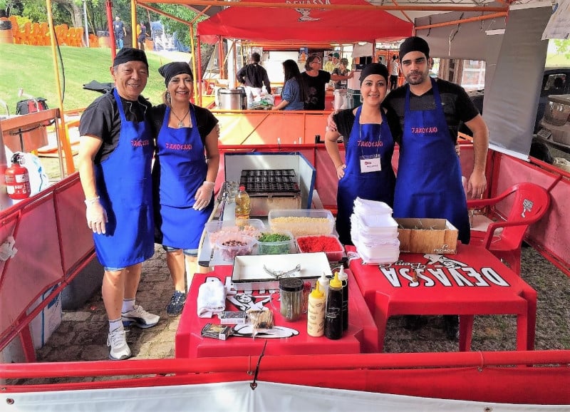 Antes de ter o restaurante, Edison (E) começou a empreender no Festival do Japão em Porto Alegre Foto: YUUGASTROBAR/divulgação/JC