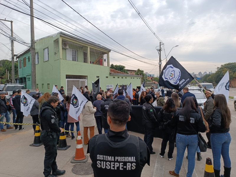 Dezenas de servidores penitenciários, junto com policiais civis, cobraram o atraso na publicação das promoções das duas categorias