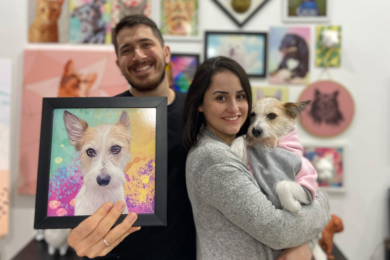 João e Rochelle são os empreendedores à frente da Cusca Criativa, marca de itens personalizados de pet Foto: ARQUIVO PESSOAL/DIVULGAÇÃO/JC