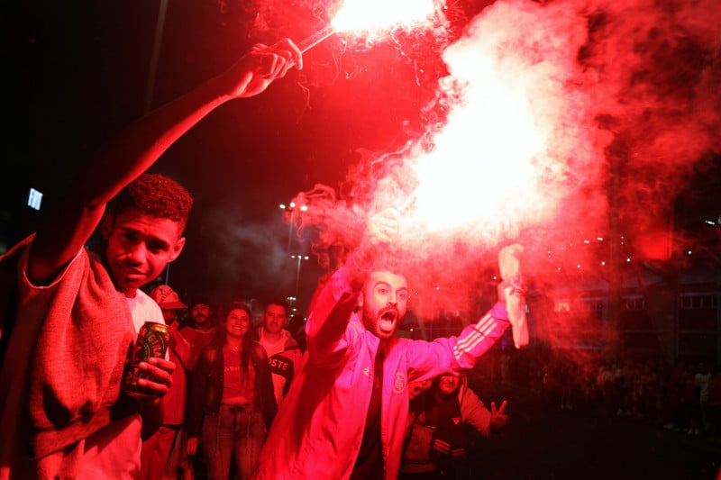 Sinalizadores criam uma atmosfera diferente antes dos jogos decisivos no Beira-Rio