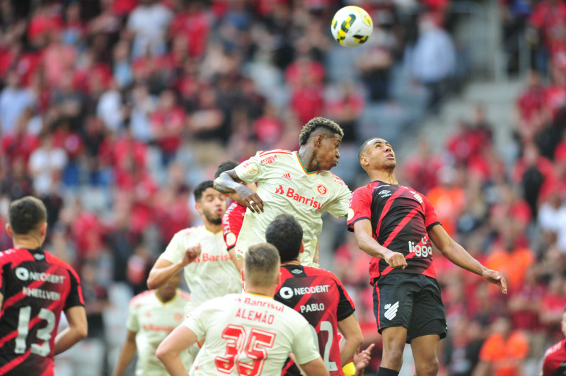 Athletico-PR 0 x 0 Internacional: VAR, lances e gol de mão anulado em jogo  do Brasileirão