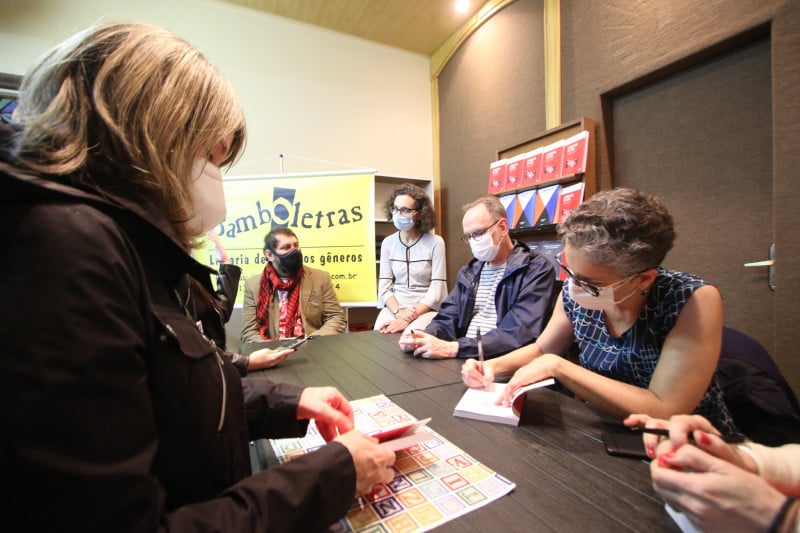 O lançamento e sessão de autógrafos ocorreu na tarde desta sábado