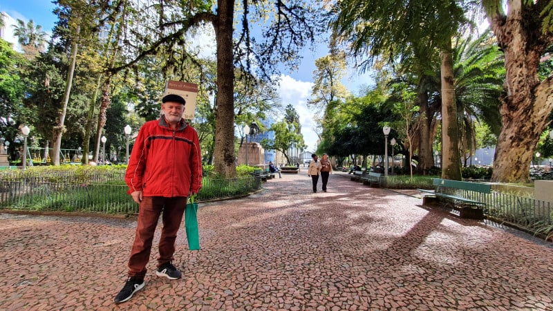 Jornalista é "prefeito" da Praça da Alfândega, no Centro de Porto Alegre