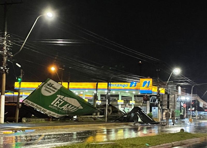 Os fortes ventos derrubaram placas e destelharam pelo menos 40 casas na cidade