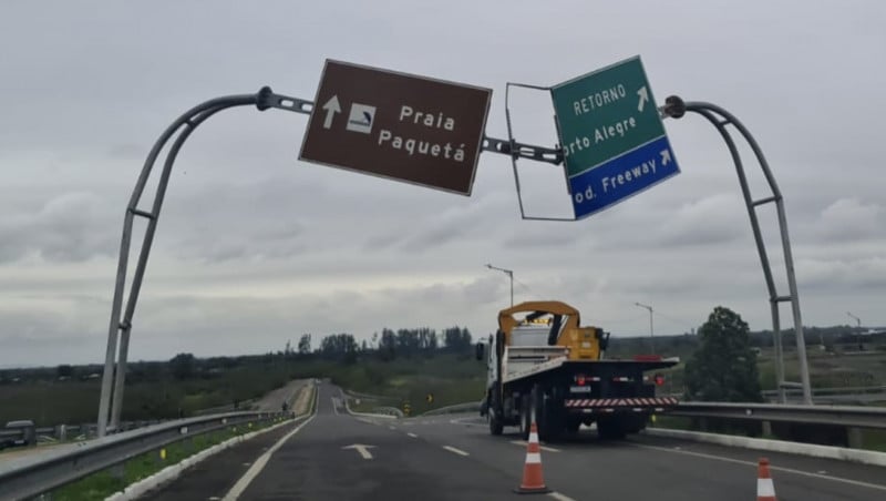 O vento entortou as placas de sinalização na BR-448, a Rodovia do Parque