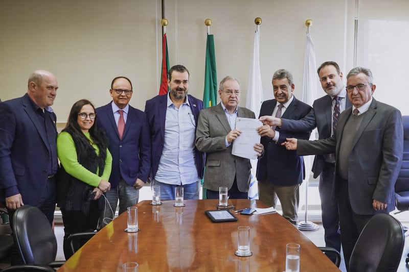 Sebastião Melo e o vice Ricardo Gomes realizaram a entrega da LDO ao presidente da Câmara, Idenir Cecchin