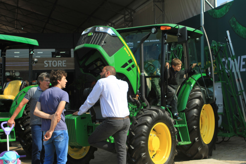 Venda de máquinas agrícolas, carro-chefe dos negócios na feira, tem apoio do crédito bancário
