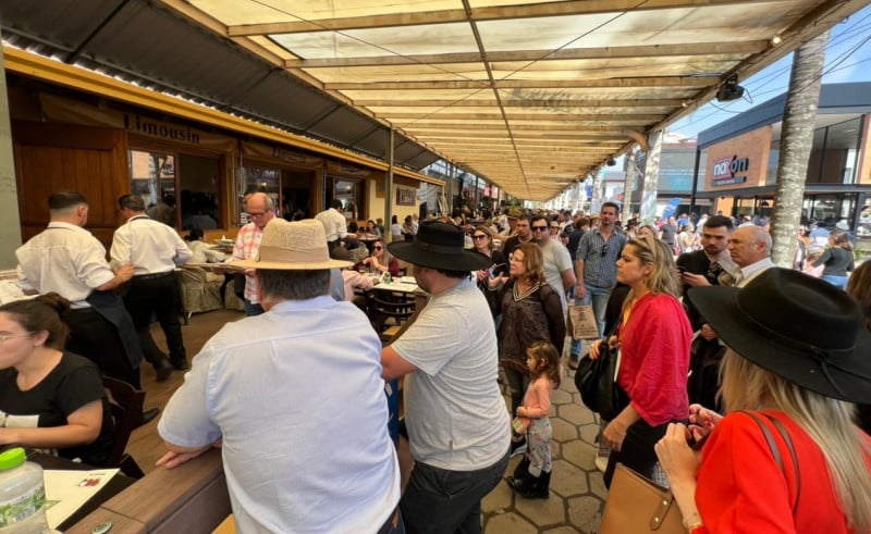 Espera para o almoço é de 40 minutos em um dos restaurantes na avenida Boulevard 